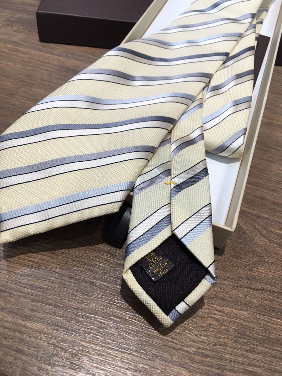 Sẵn cavat    L o u i s V u i t t o n Necktie Cotton & silk Yellow mới đẹp dành cho các anh nam đây ạ .  68% silk +32% cotton  kèm box i hình ạ .