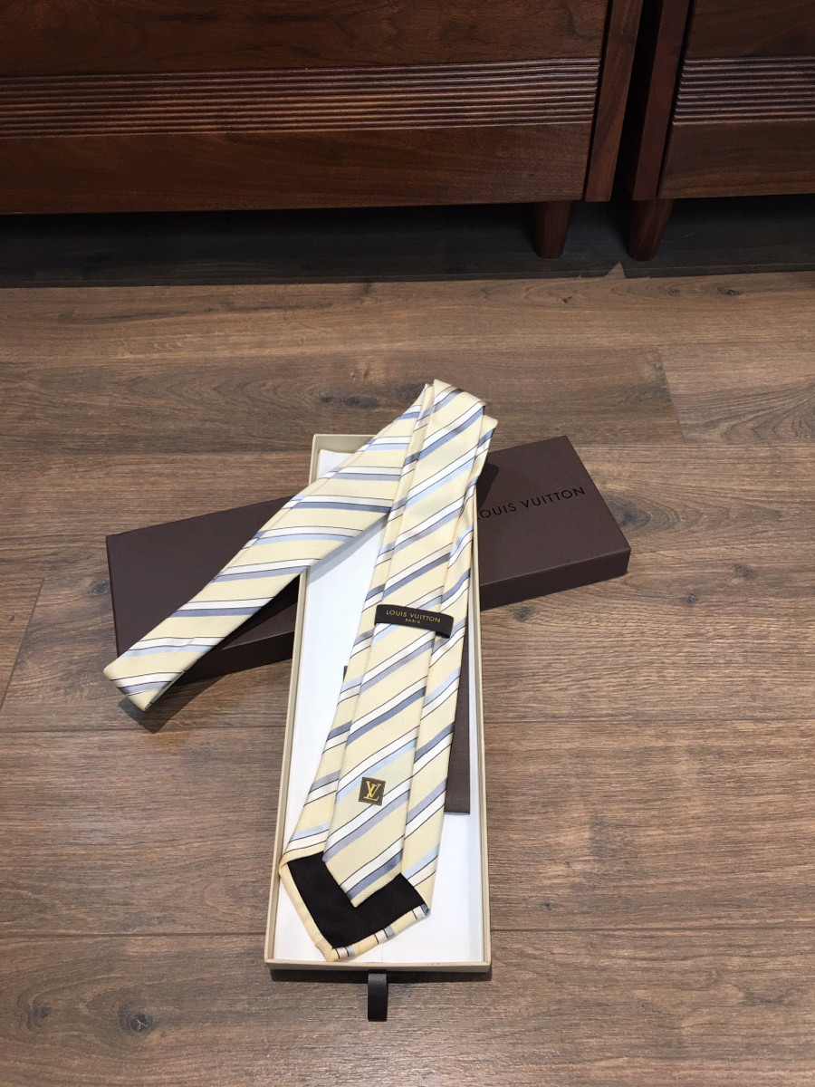 Sẵn cavat    L o u i s V u i t t o n Necktie Cotton & silk Yellow mới đẹp dành cho các anh nam đây ạ .  68% silk +32% cotton  kèm box i hình ạ .