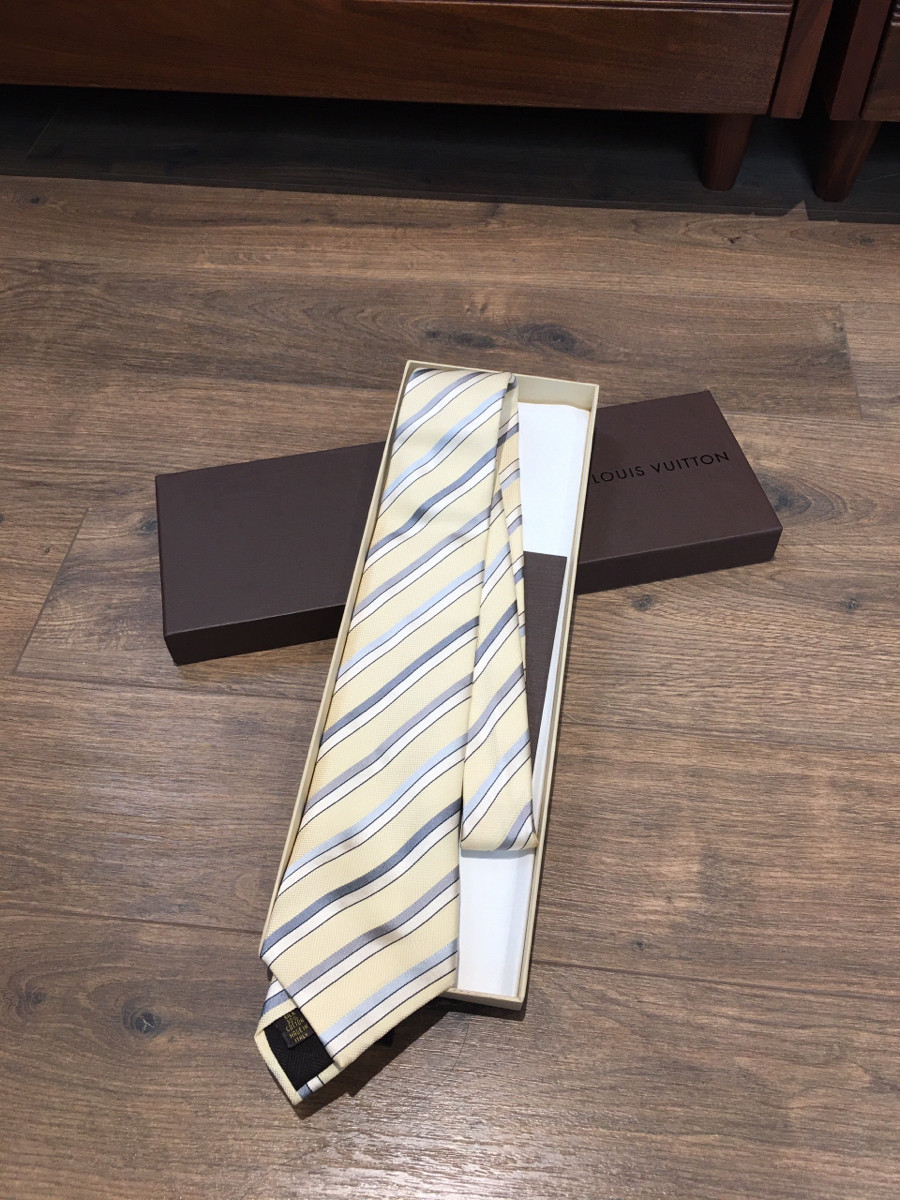 Sẵn cavat    L o u i s V u i t t o n Necktie Cotton & silk Yellow mới đẹp dành cho các anh nam đây ạ .  68% silk +32% cotton  kèm box i hình ạ .