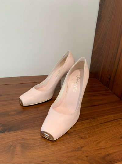 Sẵn    C h a n e l Coco Mark Leather Pumps size 37 Ladies' Pink trước mũi có logo hãng  ; cao 8cm . 95%new phần mép gót sau có vết bẩn nhạt như hình e chụp chưa qua xử ý ạ .