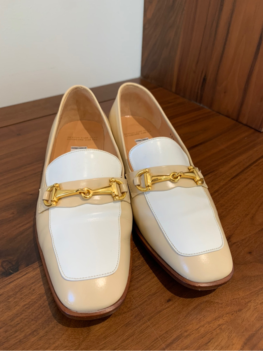 Sẵn   C E L I N E vintage   Leather Loafer size 22.5cm Ladies' Beige. chân 36 đi được ạ. cao 3cm . 95%new phần trắng mu chân ;  mép gót có vết bẩn nhạt chưa qua xử lý như hình e chụp nhé ạ