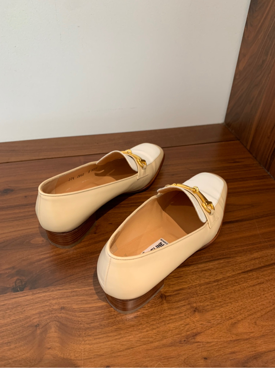 Sẵn   C E L I N E vintage   Leather Loafer size 22.5cm Ladies' Beige. chân 36 đi được ạ. cao 3cm . 95%new phần trắng mu chân ;  mép gót có vết bẩn nhạt chưa qua xử lý như hình e chụp nhé ạ