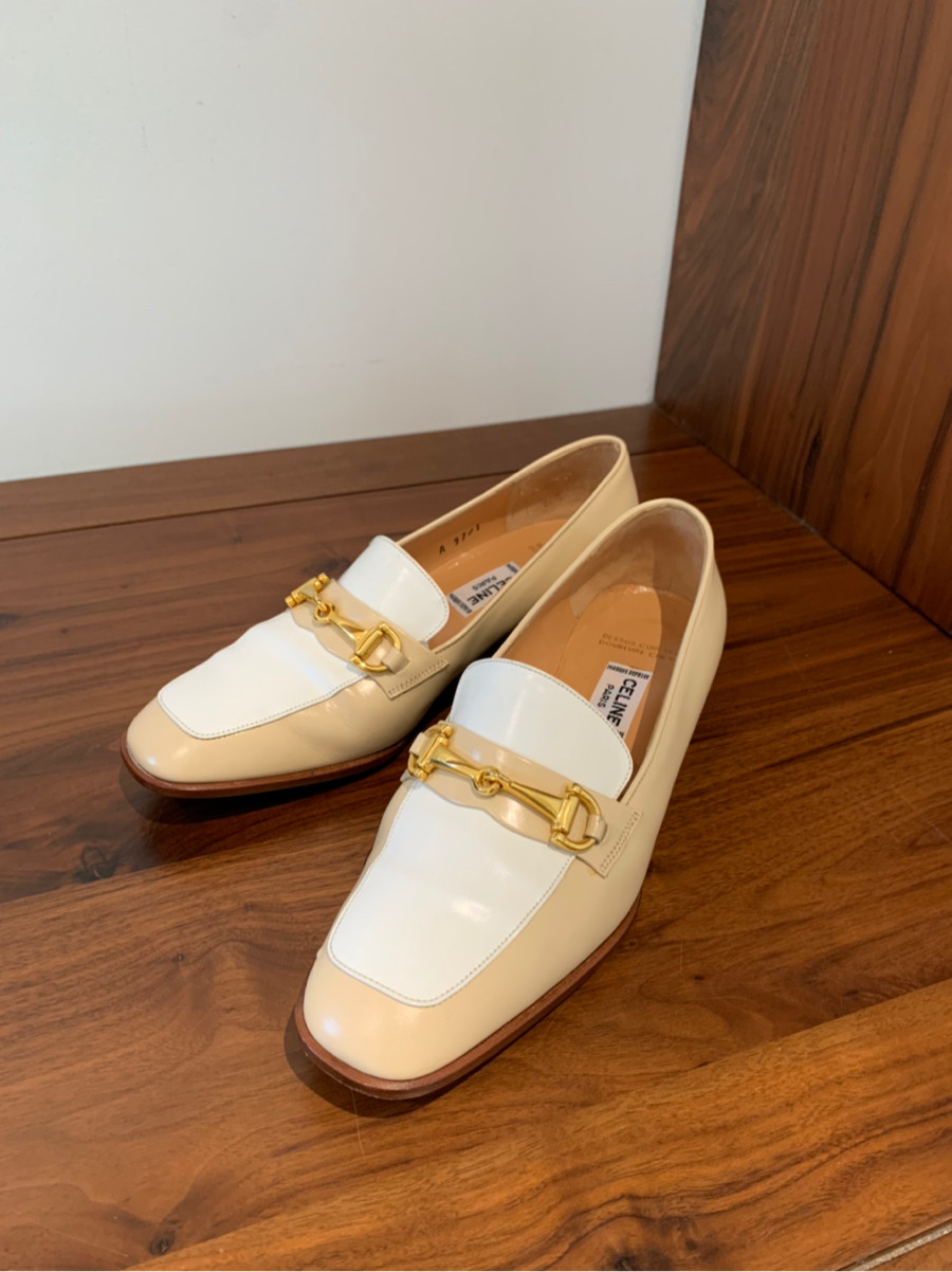 Sẵn   C E L I N E vintage   Leather Loafer size 22.5cm Ladies' Beige. chân 36 đi được ạ. cao 3cm . 95%new phần trắng mu chân ;  mép gót có vết bẩn nhạt chưa qua xử lý như hình e chụp nhé ạ