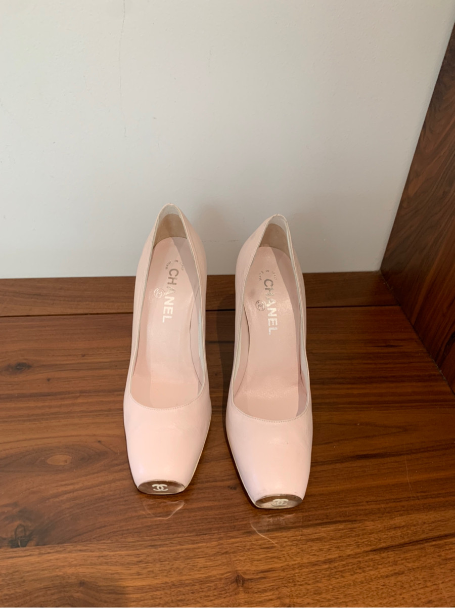 Sẵn    C h a n e l Coco Mark Leather Pumps size 37 Ladies' Pink trước mũi có logo hãng  ; cao 8cm . 95%new phần mép gót sau có vết bẩn nhạt như hình e chụp chưa qua xử ý ạ .