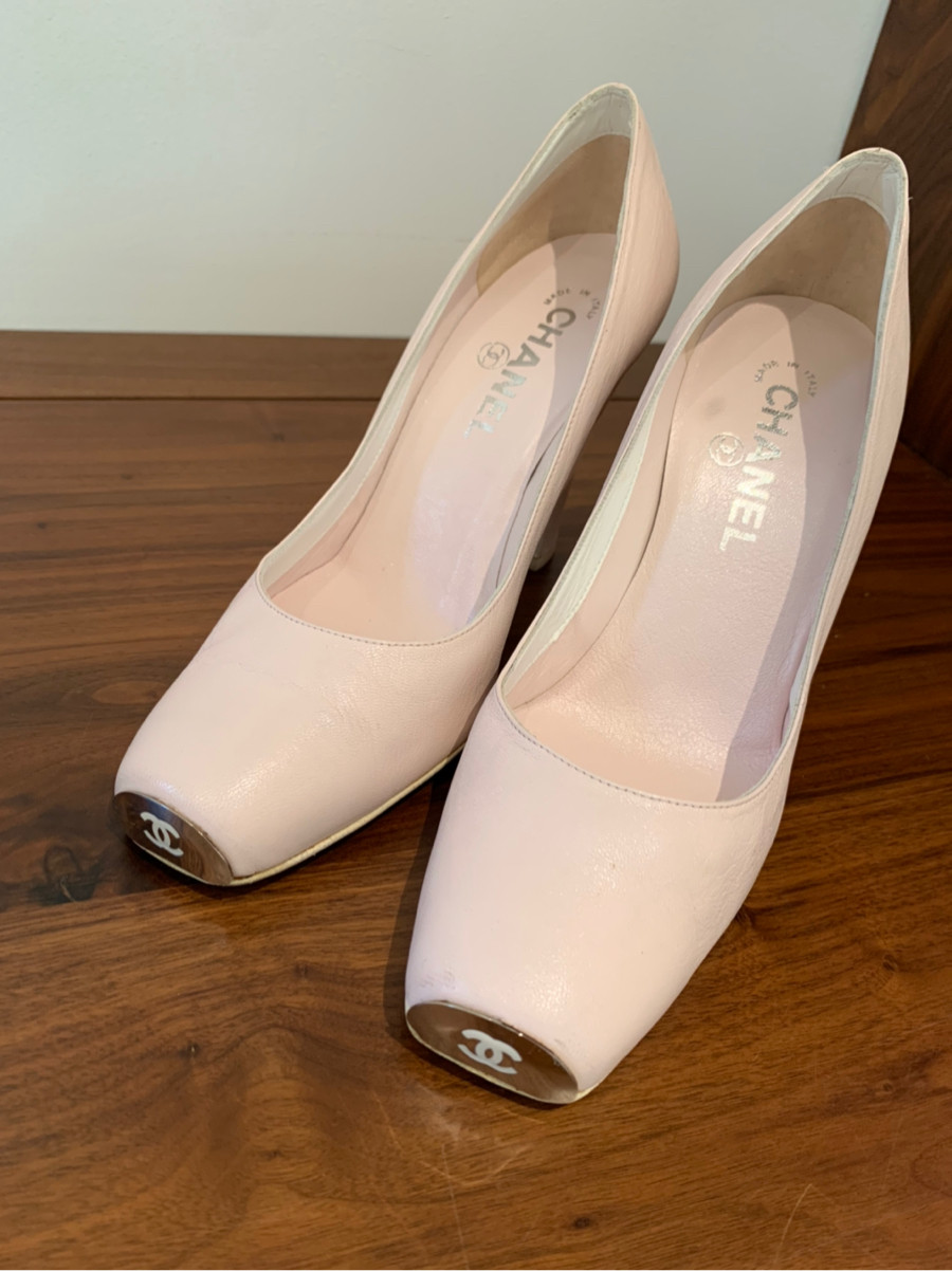 Sẵn    C h a n e l Coco Mark Leather Pumps size 37 Ladies' Pink trước mũi có logo hãng  ; cao 8cm . 95%new phần mép gót sau có vết bẩn nhạt như hình e chụp chưa qua xử ý ạ .