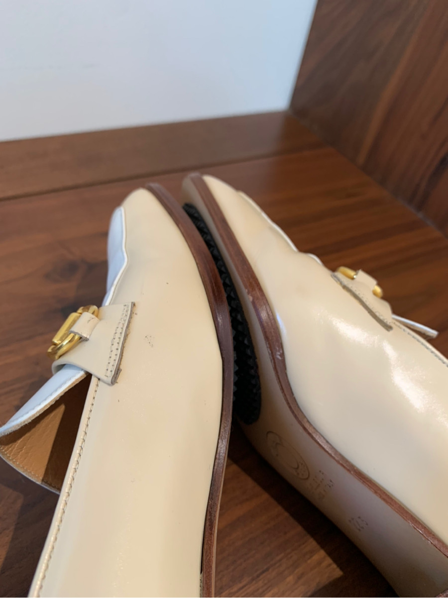 Sẵn   C E L I N E vintage   Leather Loafer size 22.5cm Ladies' Beige. chân 36 đi được ạ. cao 3cm . 95%new phần trắng mu chân ;  mép gót có vết bẩn nhạt chưa qua xử lý như hình e chụp nhé ạ