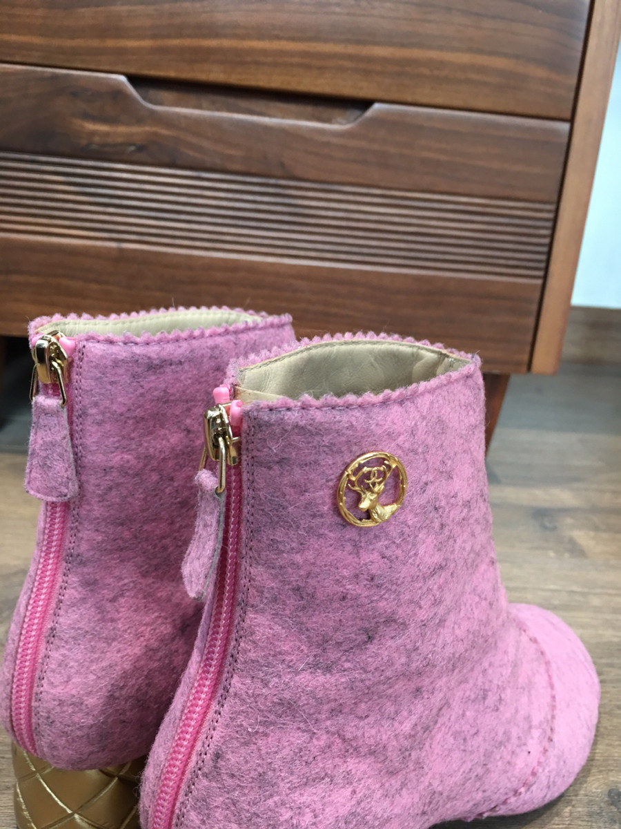 C h a n e l Matelasse Wool Boots size 37 Ladies' Pink G30907 . cao 4cm . Tình trạng 95% new  mép trong có vết bẩn  vàng dính vào ; gót có sướt sát tí như hình e chụp ctiet chưa qua xử lí ạ