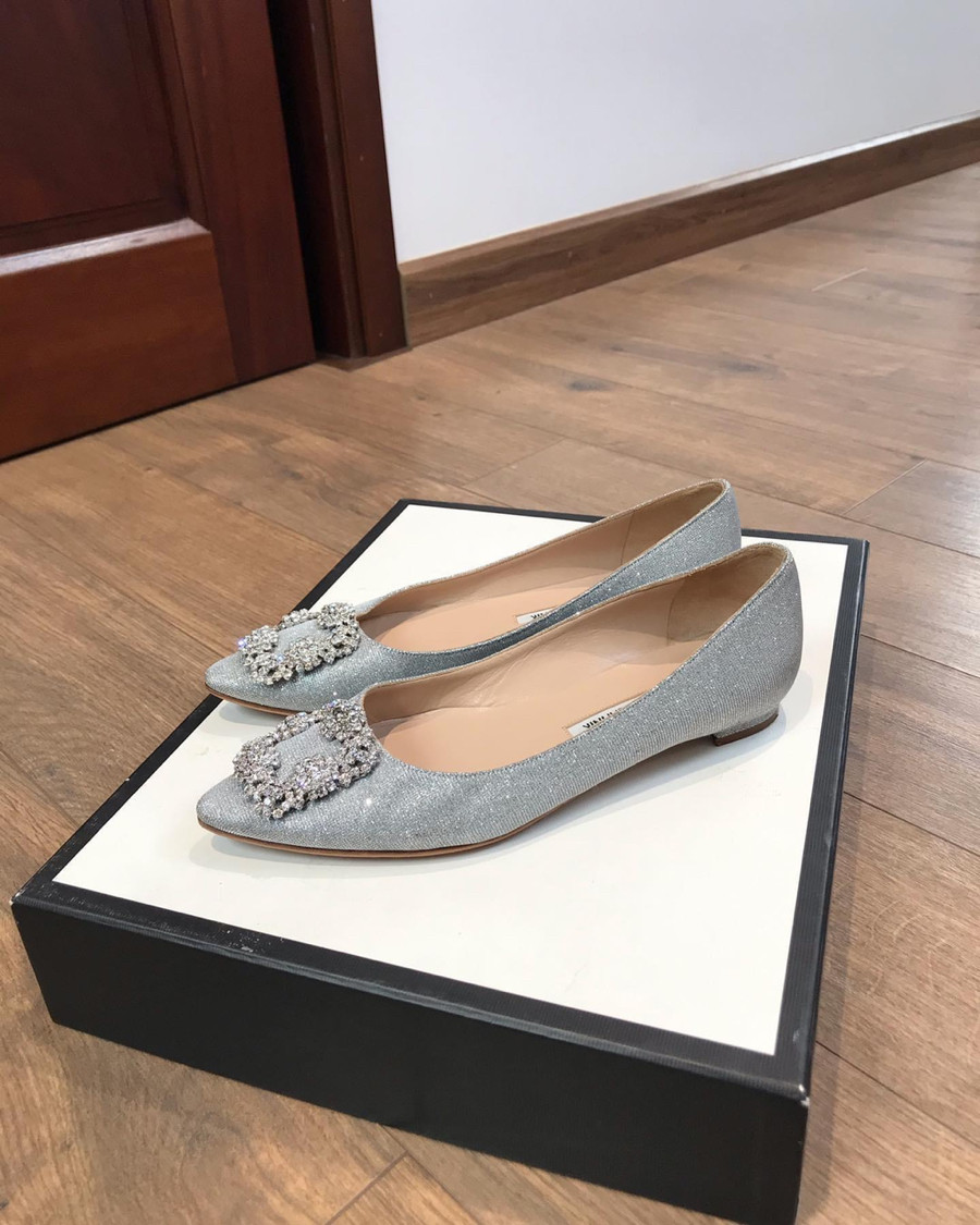 Em sẵn đôi mano..lo Blahnik Hangisi Glitter Flat Pumps size 36 1/2 Ladies' Silver Bjou bệt rất đẹp cho c em đi thoải mái ko mỏi chân nha.