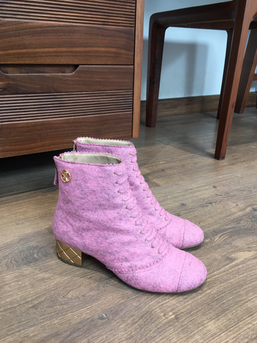 C h a n e l Matelasse Wool Boots size 37 Ladies' Pink G30907 . cao 4cm . Tình trạng 95% new  mép trong có vết bẩn  vàng dính vào ; gót có sướt sát tí như hình e chụp ctiet chưa qua xử lí ạ