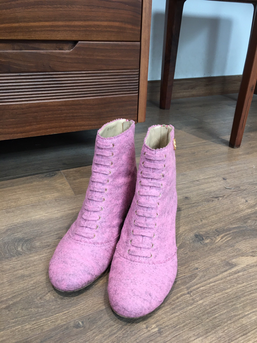 C h a n e l Matelasse Wool Boots size 37 Ladies' Pink G30907 . cao 4cm . Tình trạng 95% new  mép trong có vết bẩn  vàng dính vào ; gót có sướt sát tí như hình e chụp ctiet chưa qua xử lí ạ