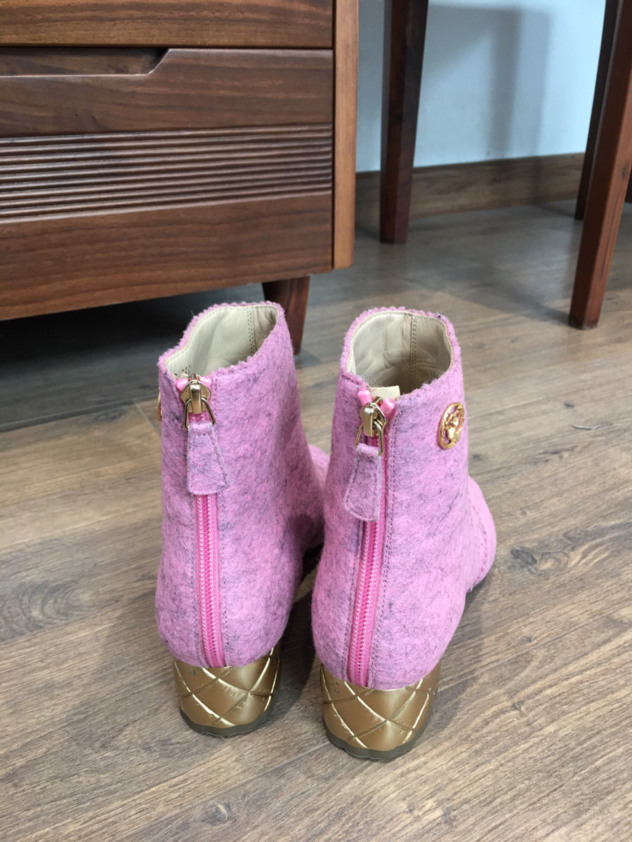 C h a n e l Matelasse Wool Boots size 37 Ladies' Pink G30907 . cao 4cm . Tình trạng 95% new  mép trong có vết bẩn  vàng dính vào ; gót có sướt sát tí như hình e chụp ctiet chưa qua xử lí ạ