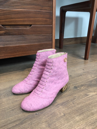 C h a n e l Matelasse Wool Boots size 37 Ladies' Pink G30907 . cao 4cm . Tình trạng 95% new  mép trong có vết bẩn  vàng dính vào ; gót có sướt sát tí như hình e chụp ctiet chưa qua xử lí ạ