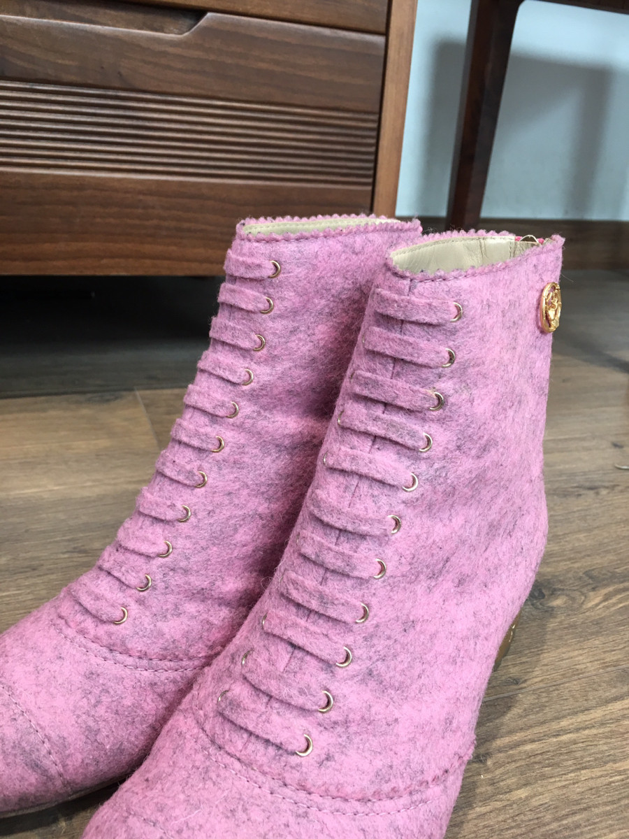 C h a n e l Matelasse Wool Boots size 37 Ladies' Pink G30907 . cao 4cm . Tình trạng 95% new  mép trong có vết bẩn  vàng dính vào ; gót có sướt sát tí như hình e chụp ctiet chưa qua xử lí ạ