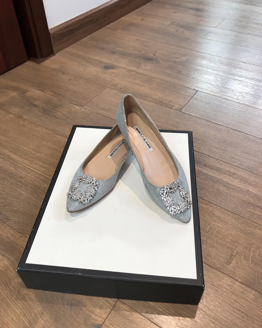 Em sẵn đôi mano..lo Blahnik Hangisi Glitter Flat Pumps size 36 1/2 Ladies' Silver Bjou bệt rất đẹp cho c em đi thoải mái ko mỏi chân nha.