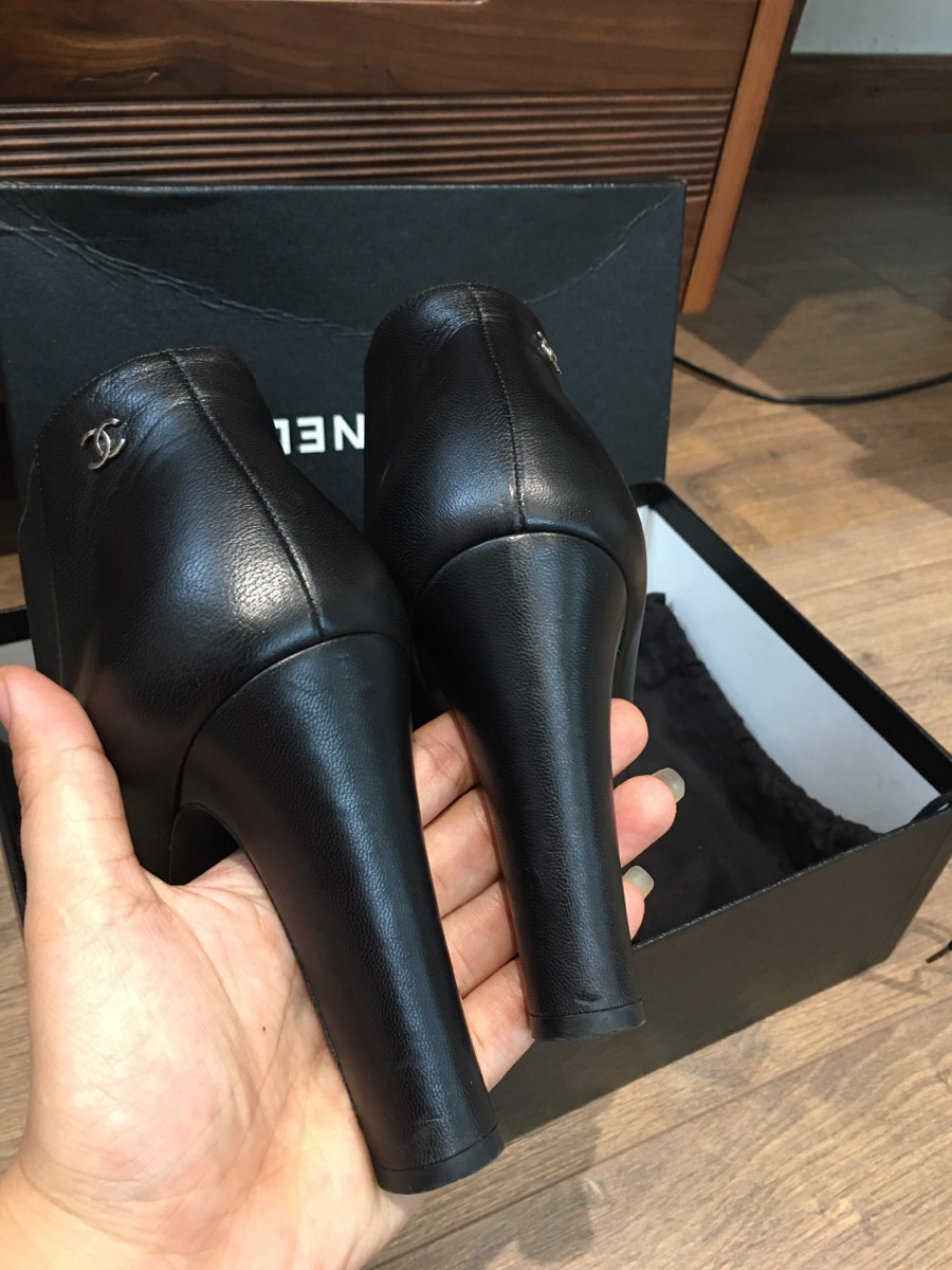 Sẵn boots  c h a n e l  đen hở mũi  size 38; cao 9.5cm . Tình trạng  95% new như hình ctiet e up kèm ạ .  pk đi kèm đủ box + túi vải ạ