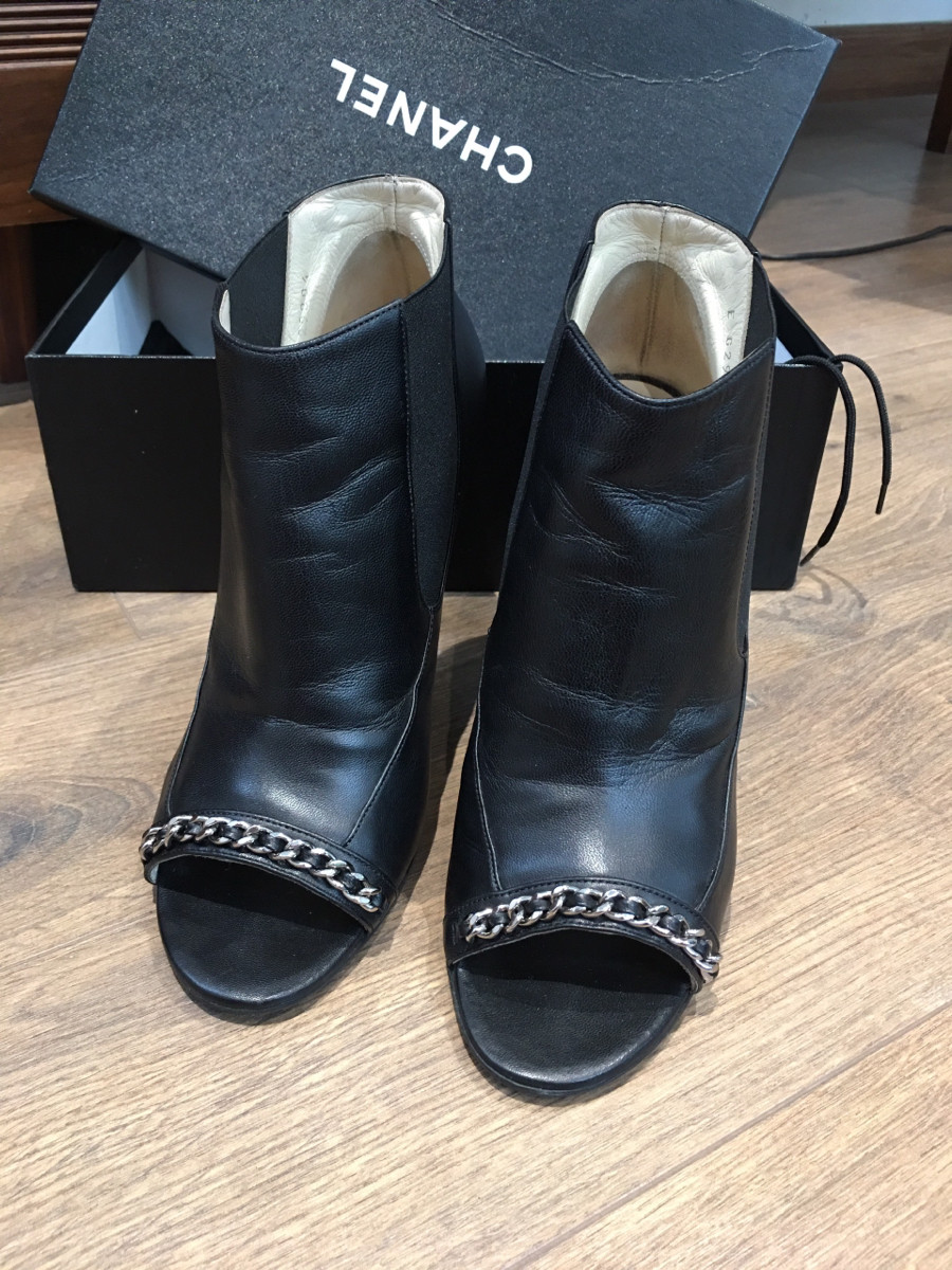 Sẵn boots  c h a n e l  đen hở mũi  size 38; cao 9.5cm . Tình trạng  95% new như hình ctiet e up kèm ạ .  pk đi kèm đủ box + túi vải ạ