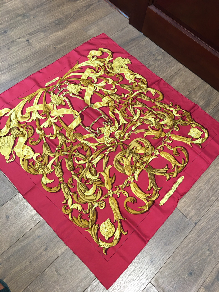 H e r m è s Carré size 90 LE MORS A LA CONETABLE The elegance of gutsuki Scarf Silk Red  còn tag vải ạ . có một vài vết rút nhỏ ở mấy hình cuối soi kĩ mới thấy thui chứ nhìn qua thật sự k rõ  ạ .