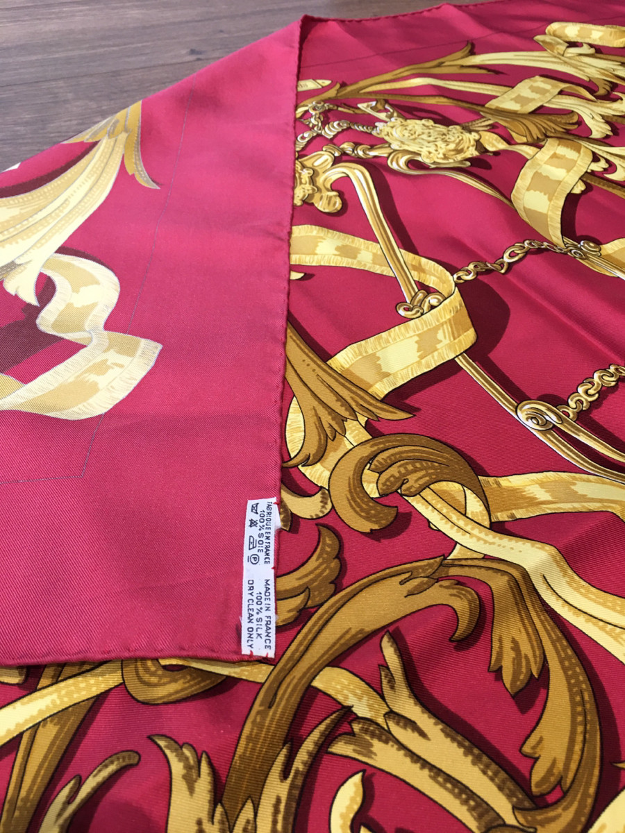 H e r m è s Carré size 90 LE MORS A LA CONETABLE The elegance of gutsuki Scarf Silk Red  còn tag vải ạ . có một vài vết rút nhỏ ở mấy hình cuối soi kĩ mới thấy thui chứ nhìn qua thật sự k rõ  ạ .