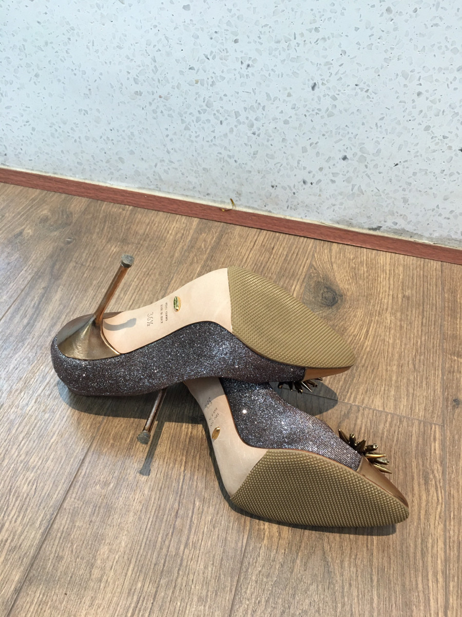 S e r g i o Rossi Glitter Pumps size 36 1/2 Ladies' Gold x brown Bijou. cao 10cm . Tình trạng 95% new , ở mũi có vết nhỏ  xíu như e khoanh , phần gót có bay màu như hình e chụp nhé ạ ,