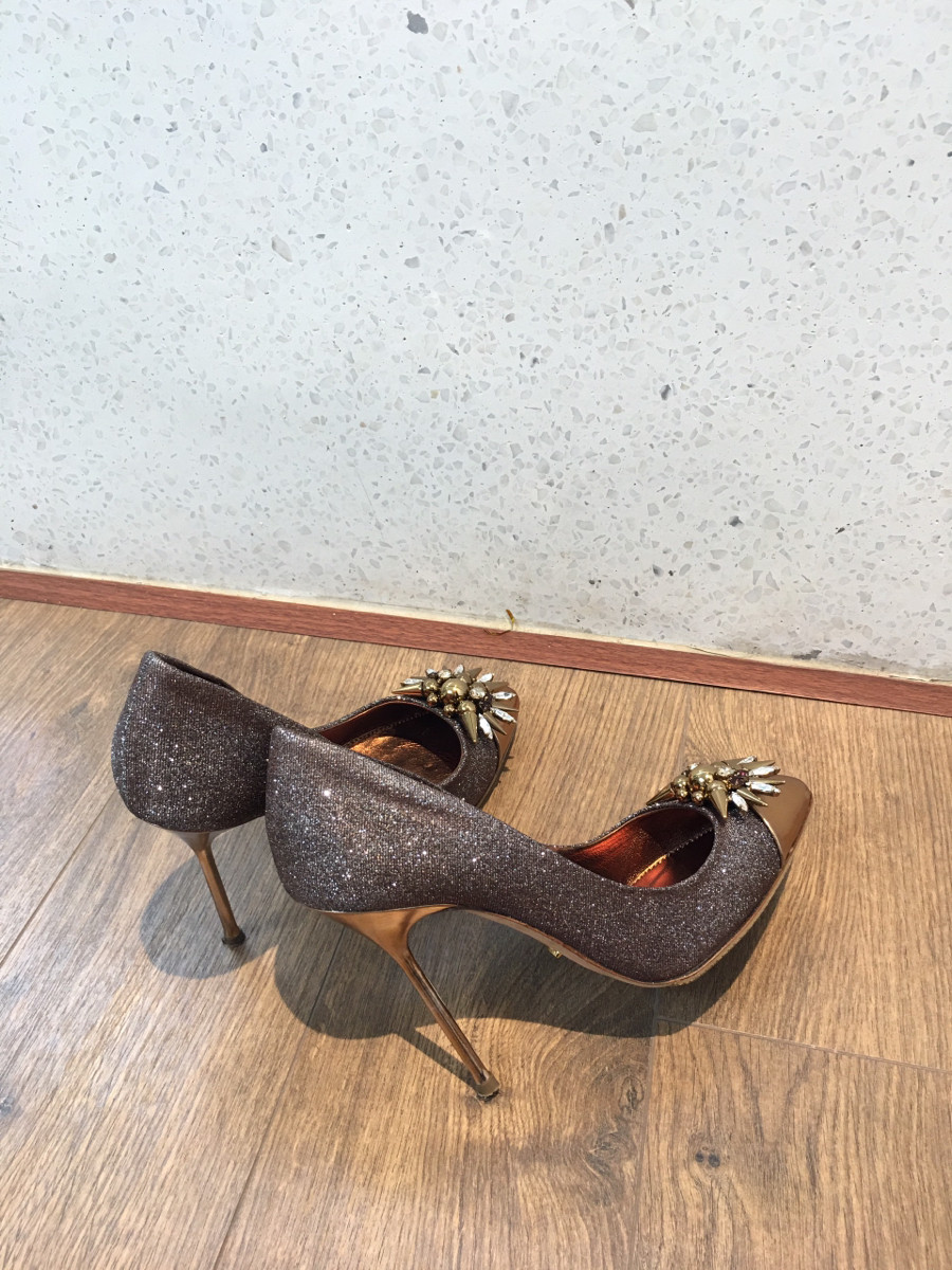 S e r g i o Rossi Glitter Pumps size 36 1/2 Ladies' Gold x brown Bijou. cao 10cm . Tình trạng 95% new , ở mũi có vết nhỏ  xíu như e khoanh , phần gót có bay màu như hình e chụp nhé ạ ,