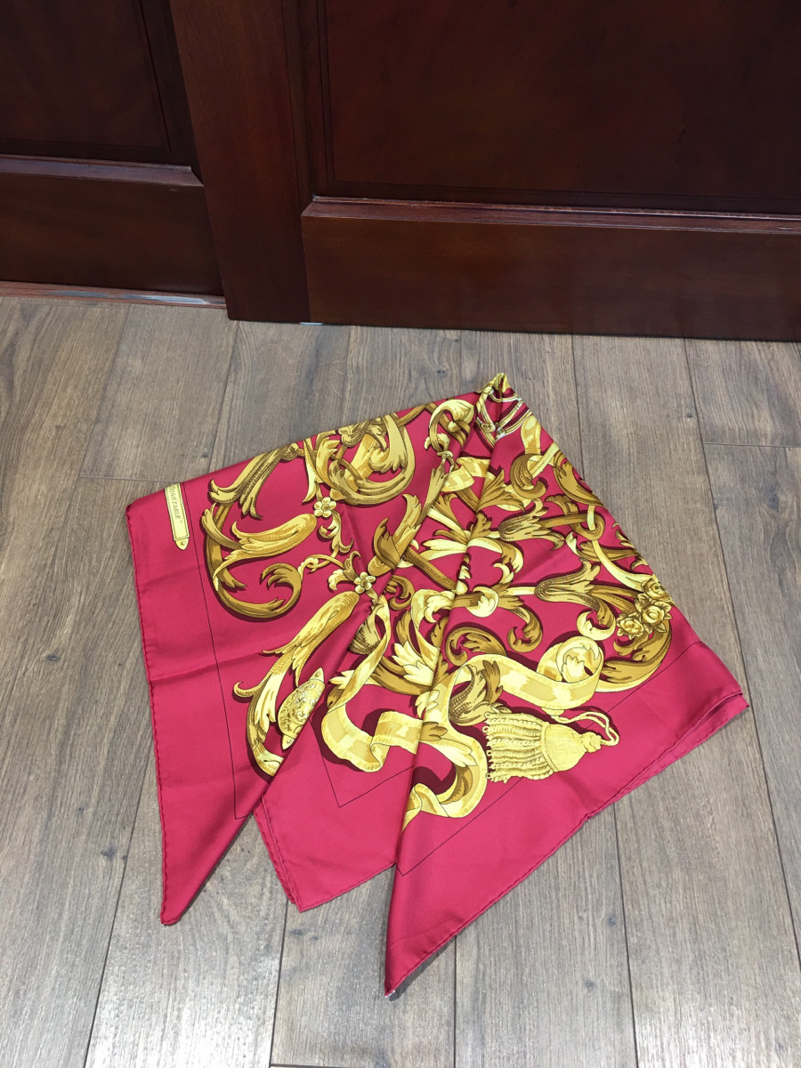 H e r m è s Carré size 90 LE MORS A LA CONETABLE The elegance of gutsuki Scarf Silk Red  còn tag vải ạ . có một vài vết rút nhỏ ở mấy hình cuối soi kĩ mới thấy thui chứ nhìn qua thật sự k rõ  ạ .