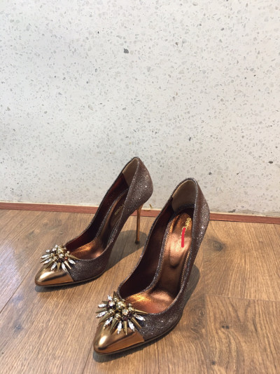 S e r g i o Rossi Glitter Pumps size 36 1/2 Ladies' Gold x brown Bijou. cao 10cm . Tình trạng 95% new , ở mũi có vết nhỏ  xíu như e khoanh , phần gót có bay màu như hình e chụp nhé ạ ,