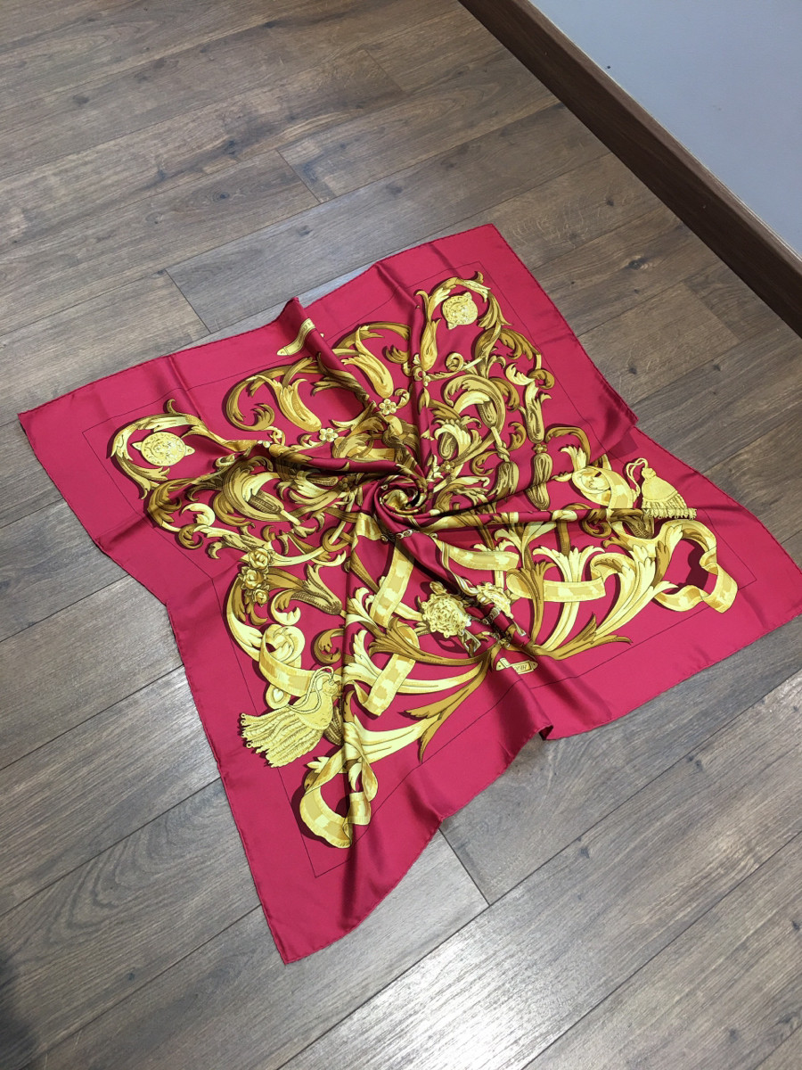 H e r m è s Carré size 90 LE MORS A LA CONETABLE The elegance of gutsuki Scarf Silk Red  còn tag vải ạ . có một vài vết rút nhỏ ở mấy hình cuối soi kĩ mới thấy thui chứ nhìn qua thật sự k rõ  ạ .