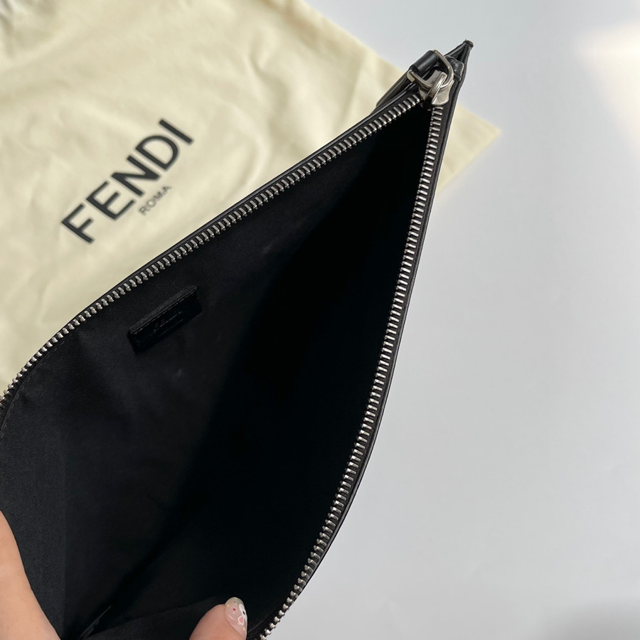 Clutch fen.di size 30x20 - 97% fullbox ( mặt sau bị lem )