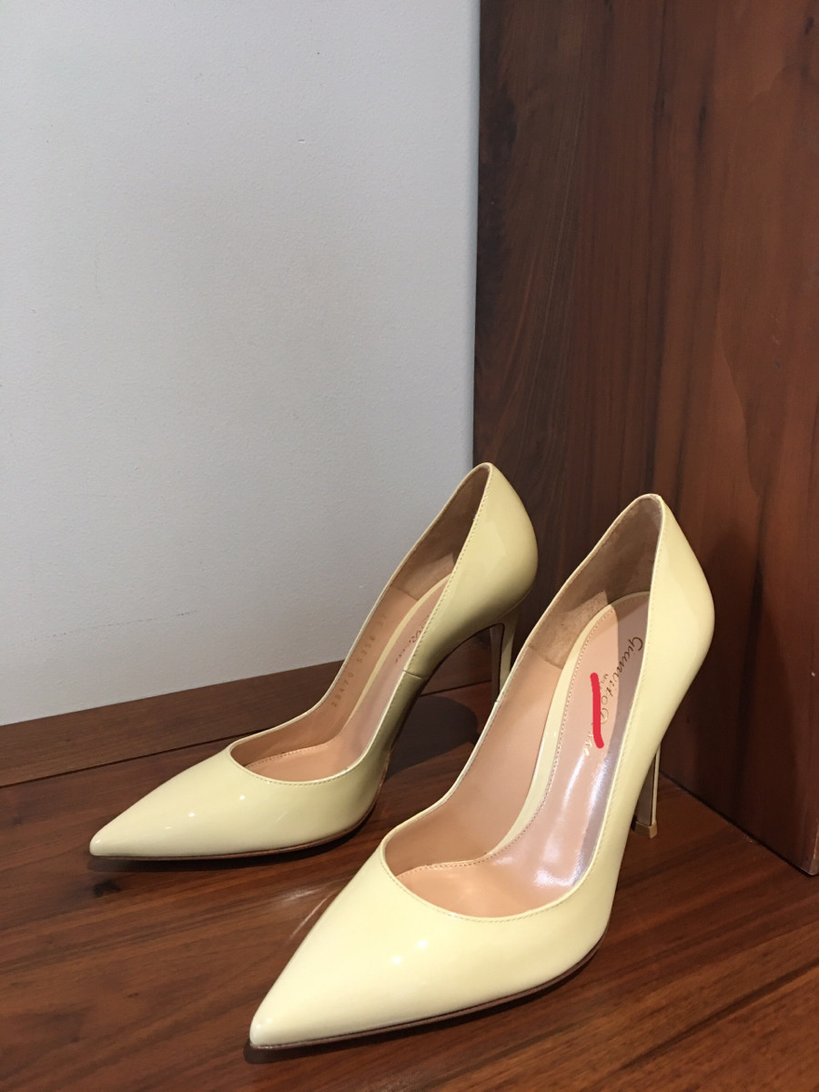 G i a n v i t o   R o s s i  Patent leather Pumps size  37 Ladies' Ivory.cao  10cm. tình trạng trưng bày chưa sd. da dẻ còn đẹp mê ạ