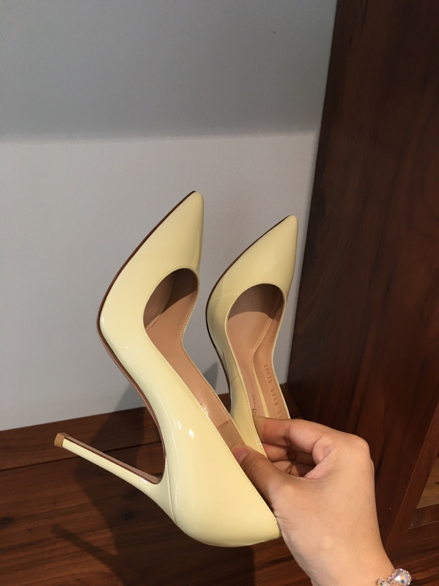 G i a n v i t o   R o s s i  Patent leather Pumps size  37 Ladies' Ivory.cao  10cm. tình trạng trưng bày chưa sd. da dẻ còn đẹp mê ạ