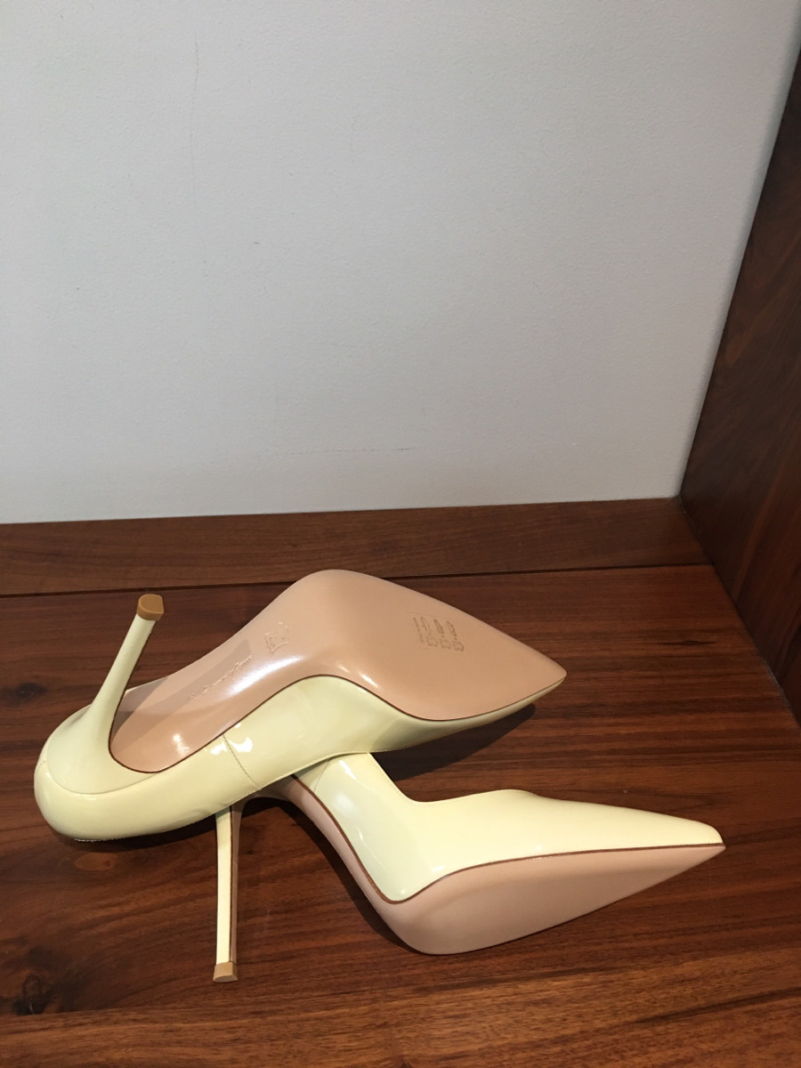 G i a n v i t o   R o s s i  Patent leather Pumps size  37 Ladies' Ivory.cao  10cm. tình trạng trưng bày chưa sd. da dẻ còn đẹp mê ạ