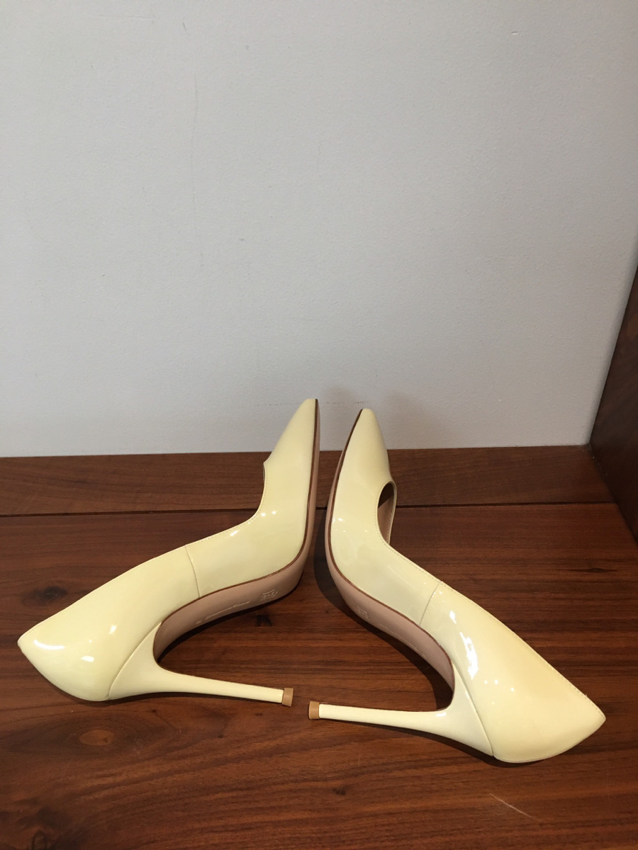 G i a n v i t o   R o s s i  Patent leather Pumps size  37 Ladies' Ivory.cao  10cm. tình trạng trưng bày chưa sd. da dẻ còn đẹp mê ạ