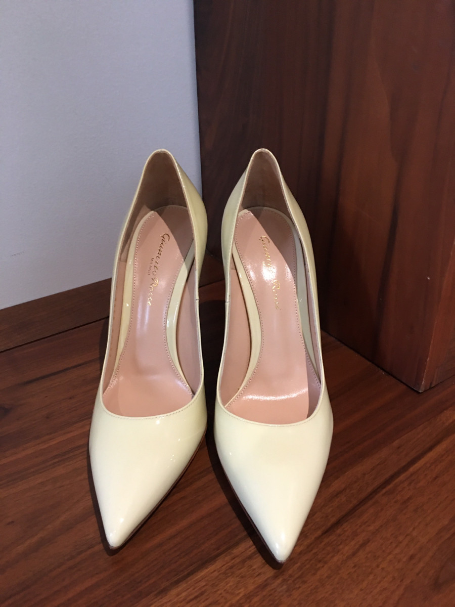 G i a n v i t o   R o s s i  Patent leather Pumps size  37 Ladies' Ivory.cao  10cm. tình trạng trưng bày chưa sd. da dẻ còn đẹp mê ạ