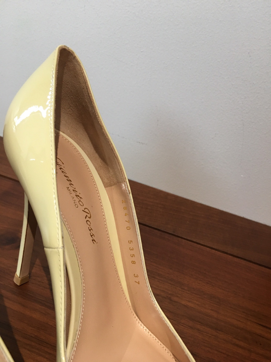 G i a n v i t o   R o s s i  Patent leather Pumps size  37 Ladies' Ivory.cao  10cm. tình trạng trưng bày chưa sd. da dẻ còn đẹp mê ạ