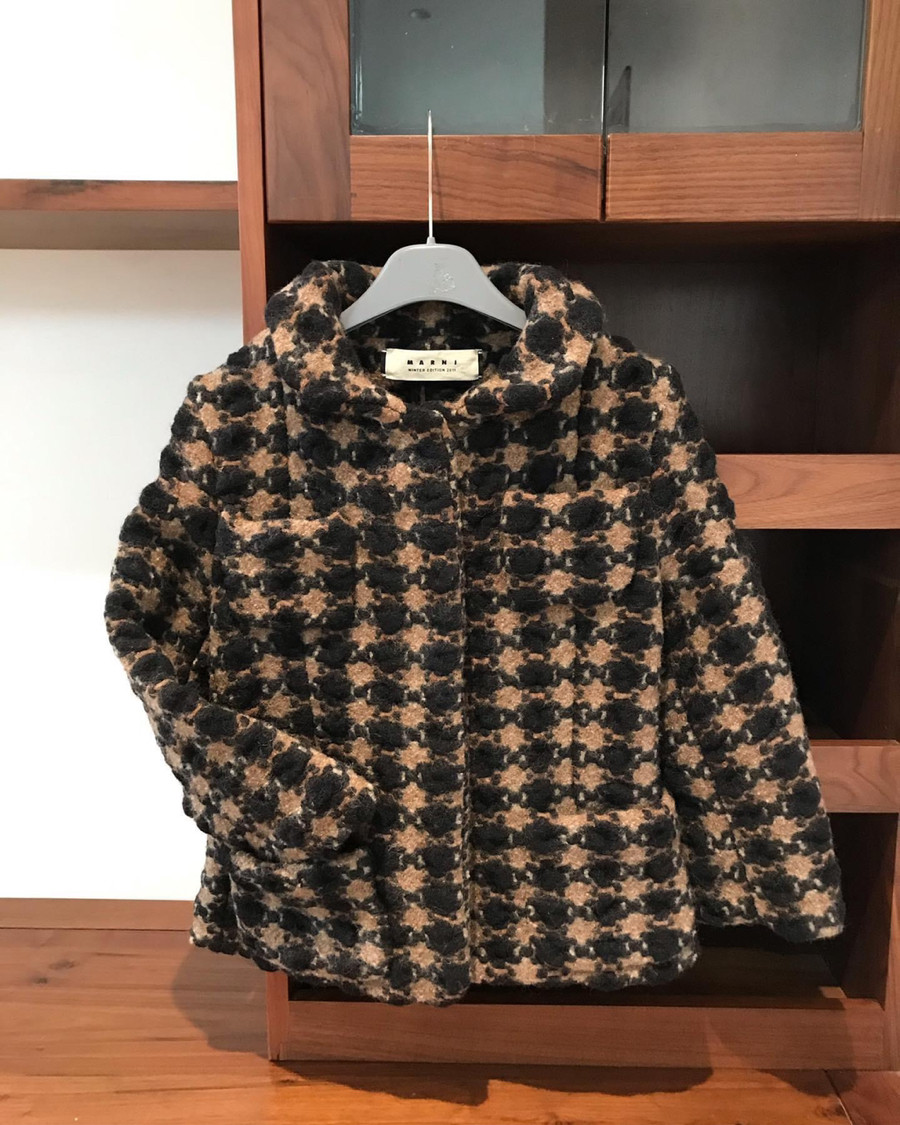 E sẵn áo khoác marni size 38, chất liệu wool và polyamyda. Phối màu nâu vs đen rất đẹp và tây, tình trạng áo đẹp 95% new