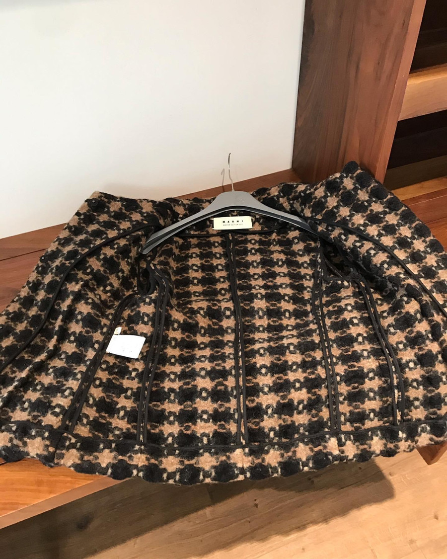 E sẵn áo khoác marni size 38, chất liệu wool và polyamyda. Phối màu nâu vs đen rất đẹp và tây, tình trạng áo đẹp 95% new