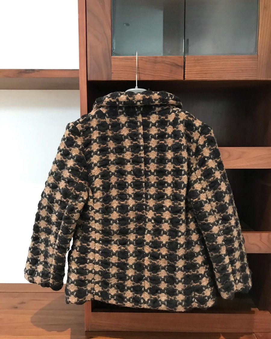 E sẵn áo khoác marni size 38, chất liệu wool và polyamyda. Phối màu nâu vs đen rất đẹp và tây, tình trạng áo đẹp 95% new