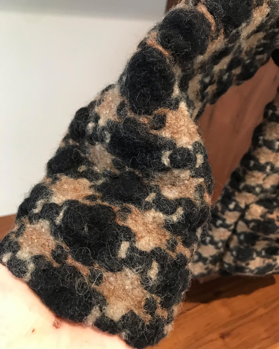 E sẵn áo khoác marni size 38, chất liệu wool và polyamyda. Phối màu nâu vs đen rất đẹp và tây, tình trạng áo đẹp 95% new