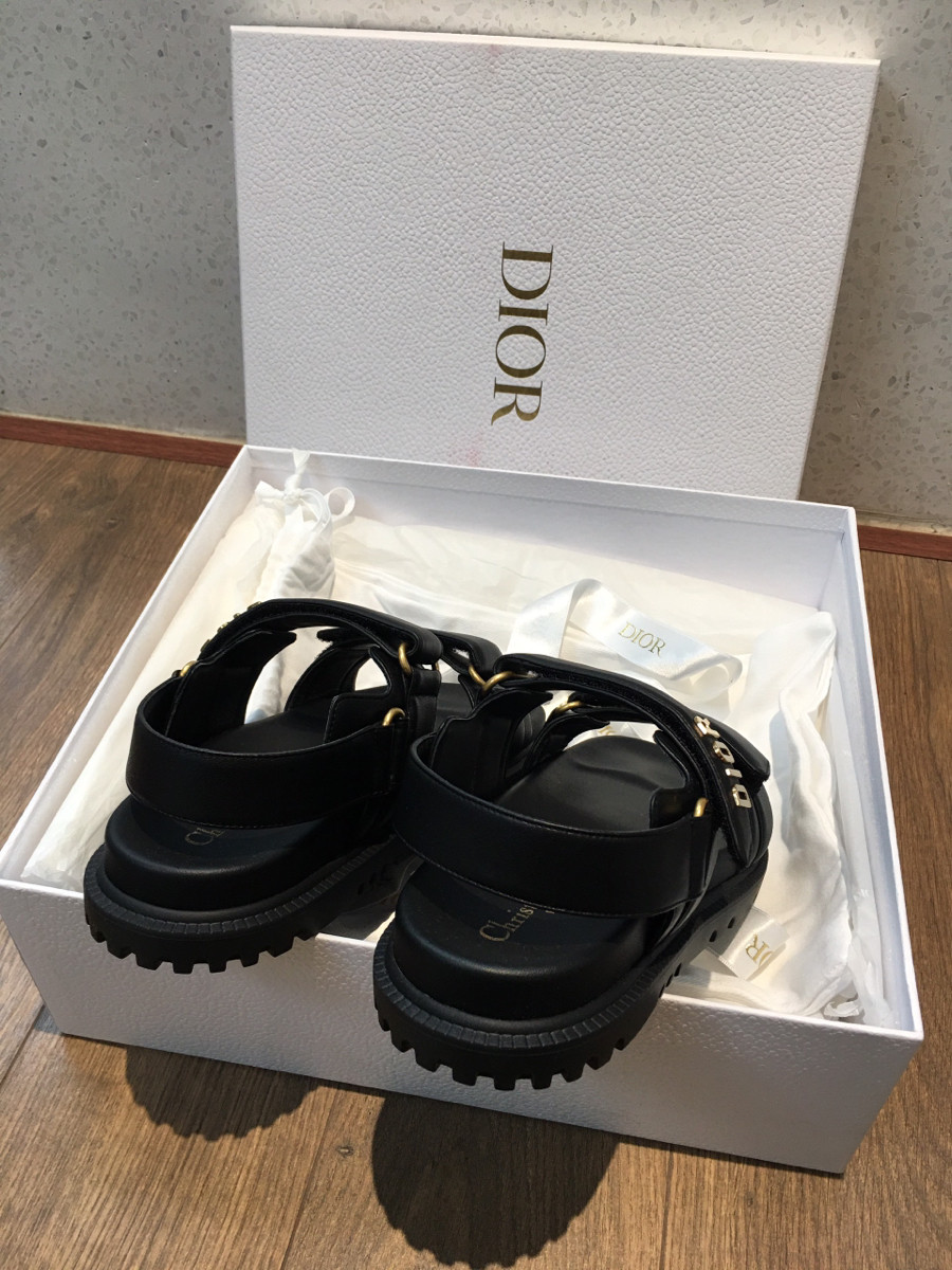 Dép d io r  đen hot hit năm nay   size 371/2 . đủ box + bill+ túi vải + ruy băng như hình e chụp nha.