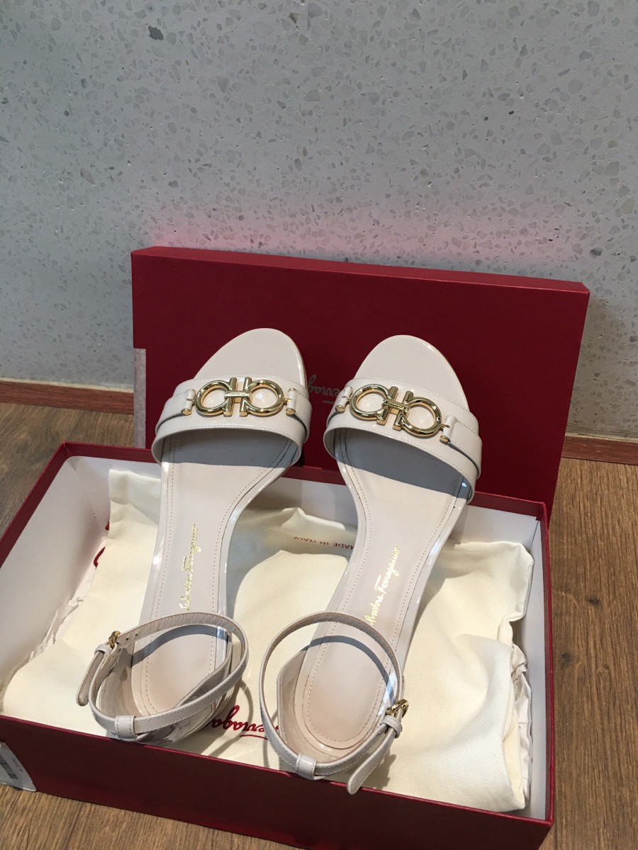 Sẵn sandal  S a l  size 7D. ( tương đương size 37.5)  ạ . đủ box + túi vải i hình nhé ạ . cao 4cm