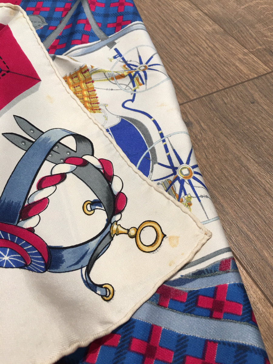 Sẵn khăn Hermès Carré 90 Les Voitures Nouvelles Changes in horse-drawn carriages Scarf 90 Silk Blue k còn tag vải . Có vết bẩn , rút như hình e chụp kèm a