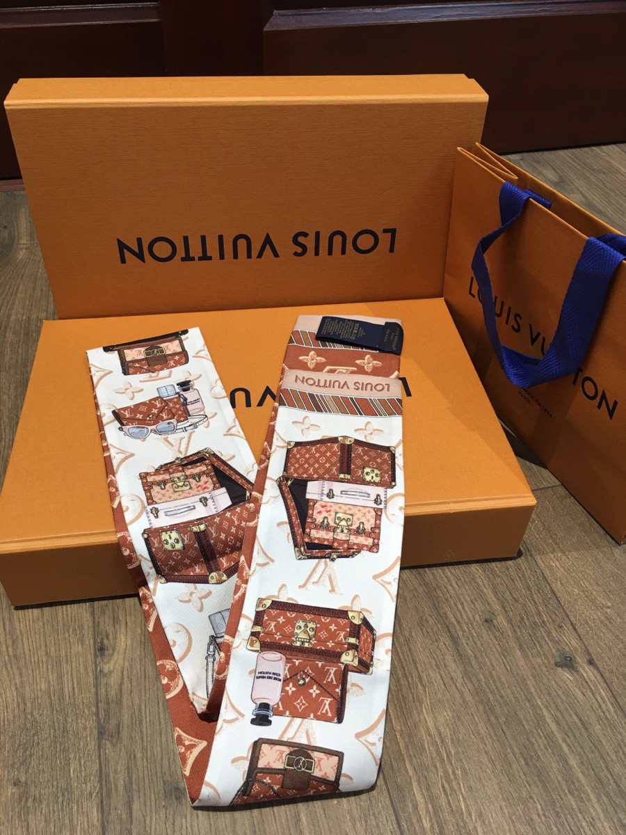 Sẵn  Khăn quấn túi bandeau  new chưa sd nhà l o u i s v u i t t o n đây ạ . kèm túi giấy i hình nhé.