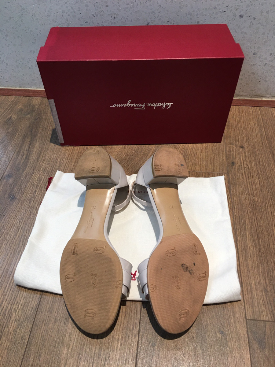 Sẵn sandal  S a l  size 7D. ( tương đương size 37.5)  ạ . đủ box + túi vải i hình nhé ạ . cao 4cm