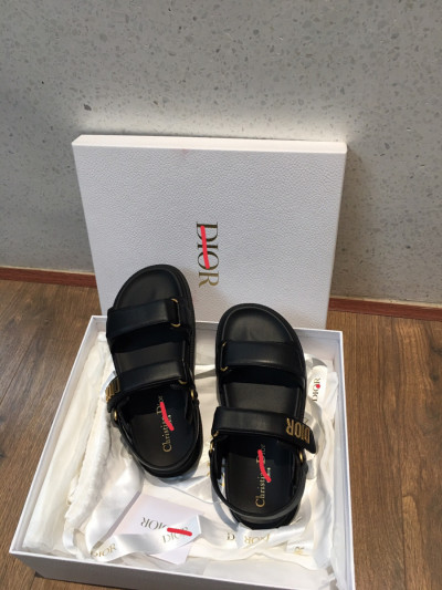 Dép d io r  đen hot hit năm nay   size 371/2 . đủ box + bill+ túi vải + ruy băng như hình e chụp nha.