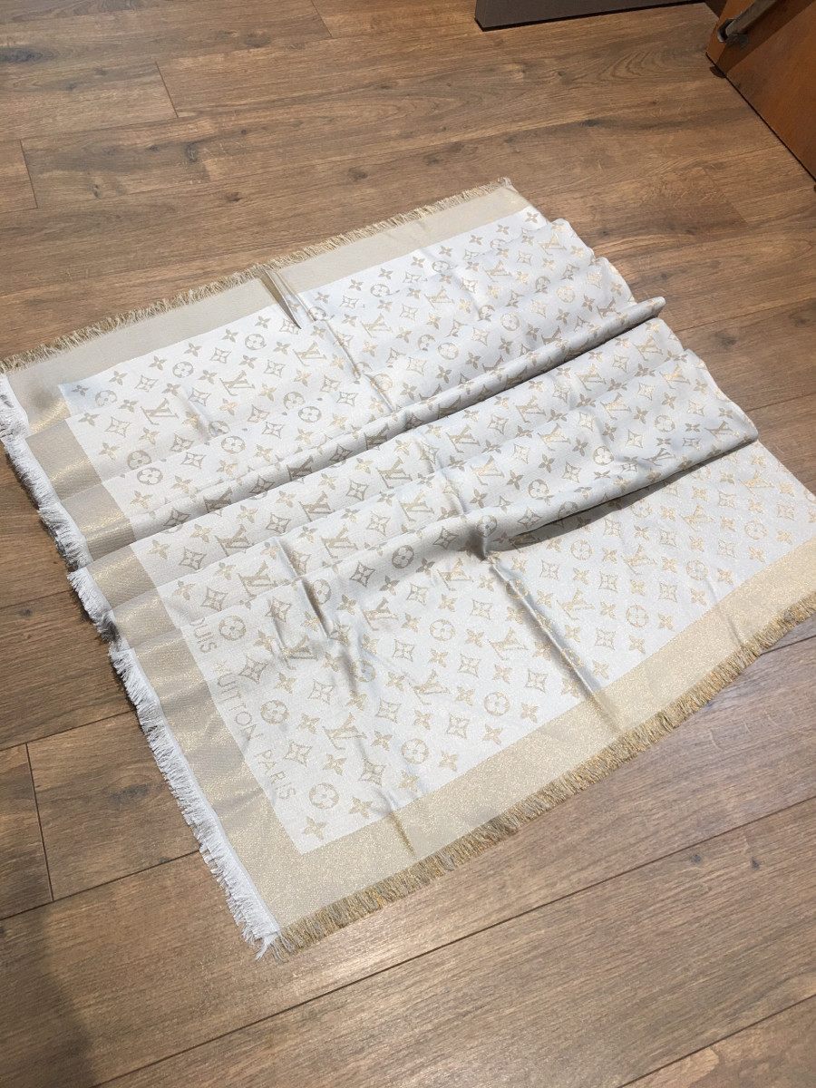 Sẵn thêm khăn to ánh kim ghi N_E_W   kích thước  140*140cm .em này choàng chụp hình sang lắm ạ
