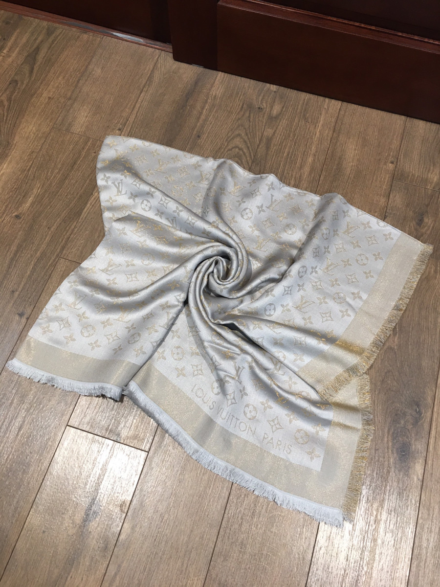 Sẵn thêm khăn to ánh kim ghi N_E_W   kích thước  140*140cm .em này choàng chụp hình sang lắm ạ