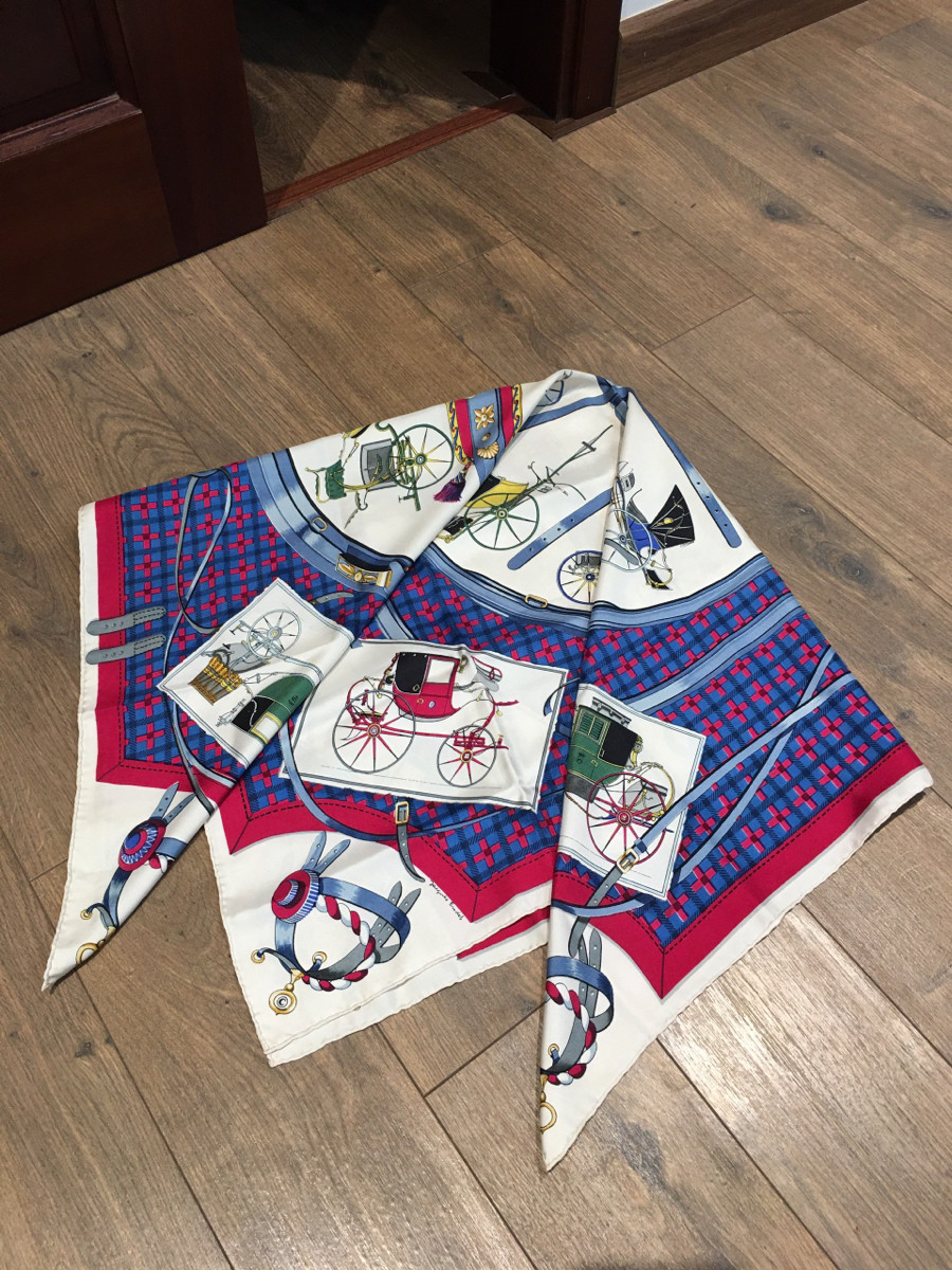 Sẵn khăn Hermès Carré 90 Les Voitures Nouvelles Changes in horse-drawn carriages Scarf 90 Silk Blue k còn tag vải . Có vết bẩn , rút như hình e chụp kèm a