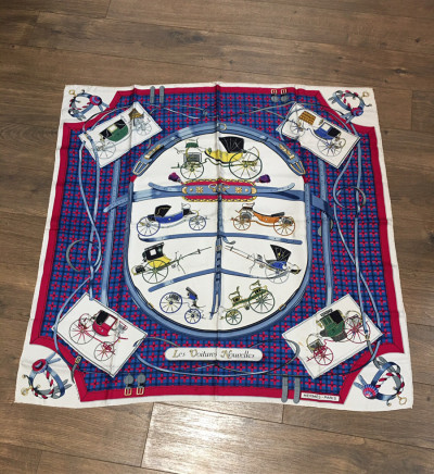 Sẵn khăn Hermès Carré 90 Les Voitures Nouvelles Changes in horse-drawn carriages Scarf 90 Silk Blue k còn tag vải . Có vết bẩn , rút như hình e chụp kèm a