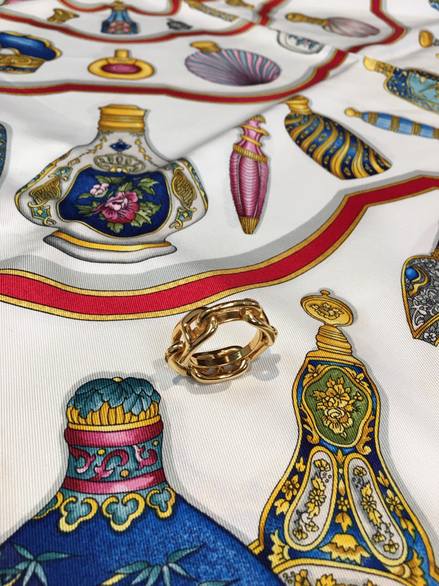 Sẵn cài khăn hetrmes màu gold ạ