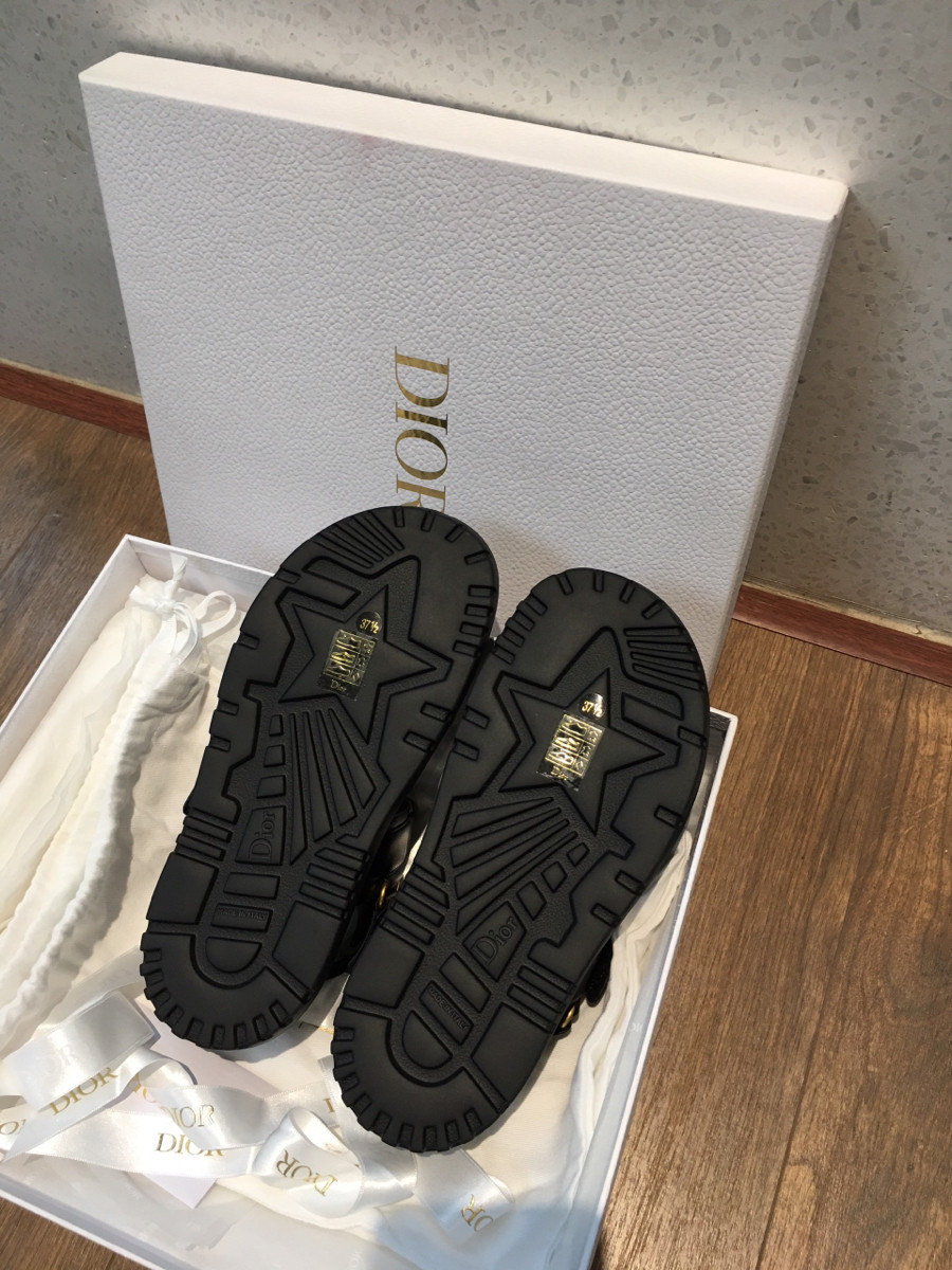 Dép d io r  đen hot hit năm nay   size 371/2 . đủ box + bill+ túi vải + ruy băng như hình e chụp nha.
